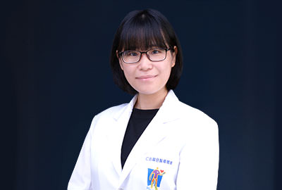 陳茜妮 醫師專治扭傷挫傷拉傷、坐骨神經痛、運動傷害、網球肘、五十肩、多年痠痛、感冒、失眠、憂鬱症、腸胃機能障礙、睡眠障礙、咳嗽、頭痛、中風後遺症、顏面神經麻痺、泌尿系統疾病、婦女症、體質虛弱、食慾不振、發育不良、青春痘、蕁麻疹、異位性皮膚炎、皮膚病